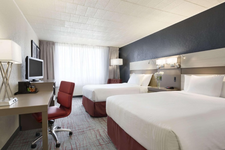 Deluxe Quadruple room with pool view
