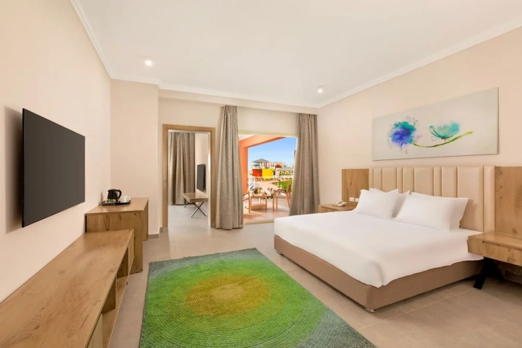 Standard Quadruple Duplex room with pool view
