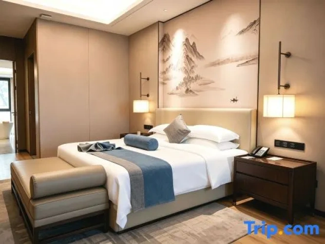 Deluxe Suite with courtyard view