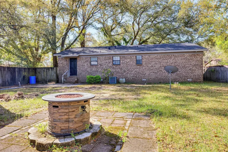 Charming Satsuma Home ~ 14 Mi to Mobile!