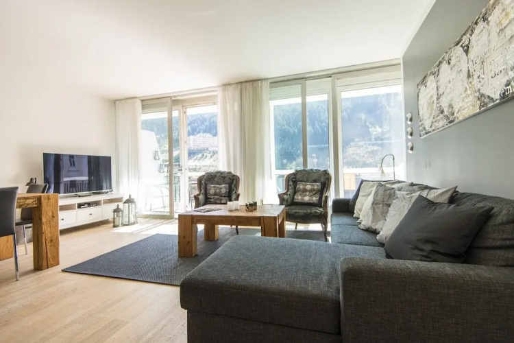 Spacious Apartment With Mountain View
