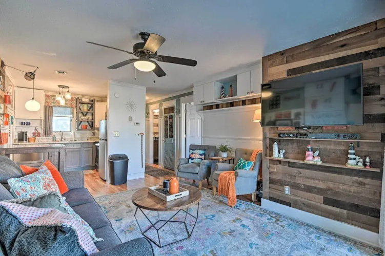 Eclectic Condo w/ Balcony: 1 Block to Beach!