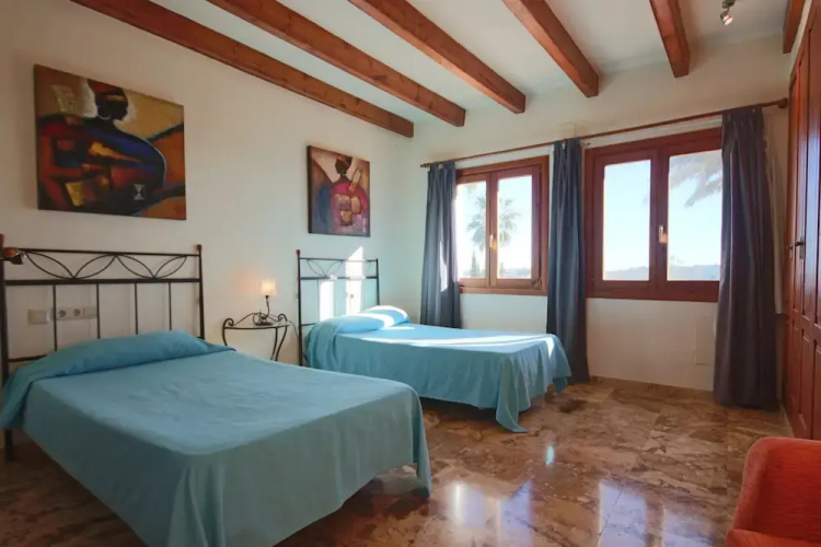 Private 4-bedroom Villa w/ Pool, Summer Kitchen & Expansive Living Space