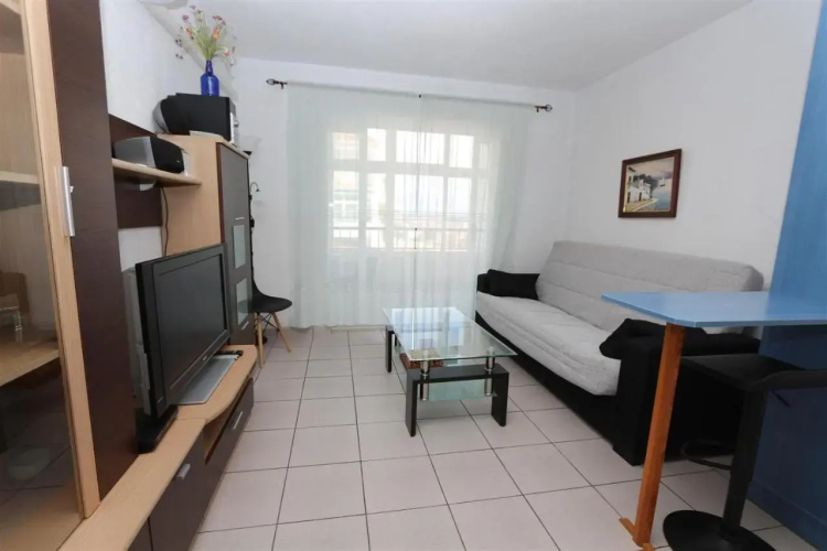 Apartment overlooking to the pool 2450