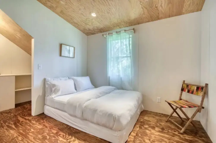Spacious 5-br 4-bath Pool in East Hamptons