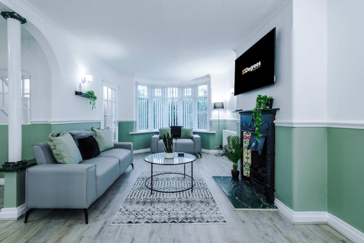 Comfy 4-bed Home Ideal for Workers Free Parking