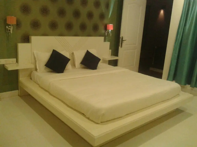 Paparazzi Resort