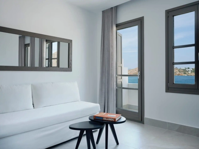 Standard Triple room with sea view