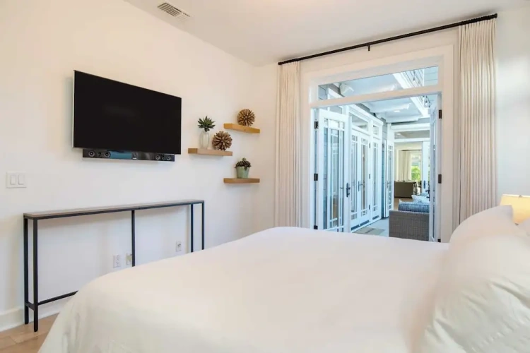 Stunning 5bdr Minutes to Beach, Pier, Restaurants Emerald Cove by Avantstay