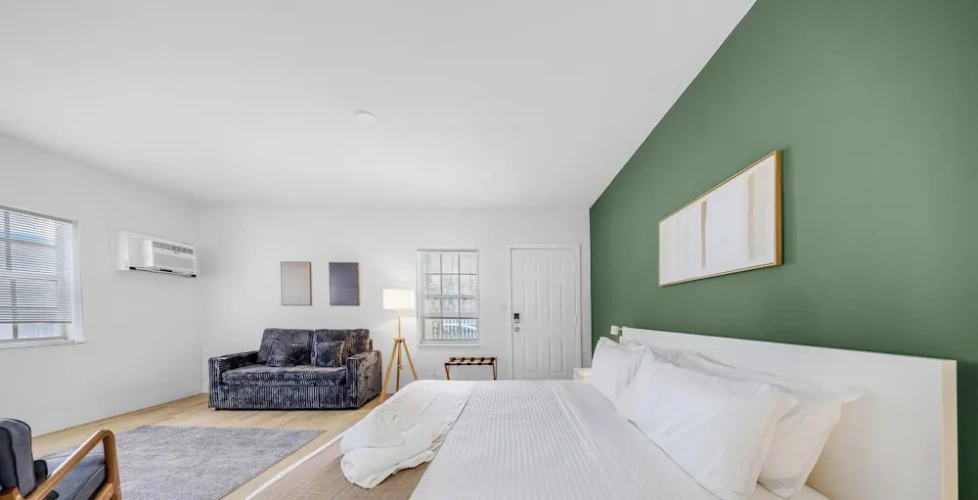 Stylish Studio Retreat - Beach Access