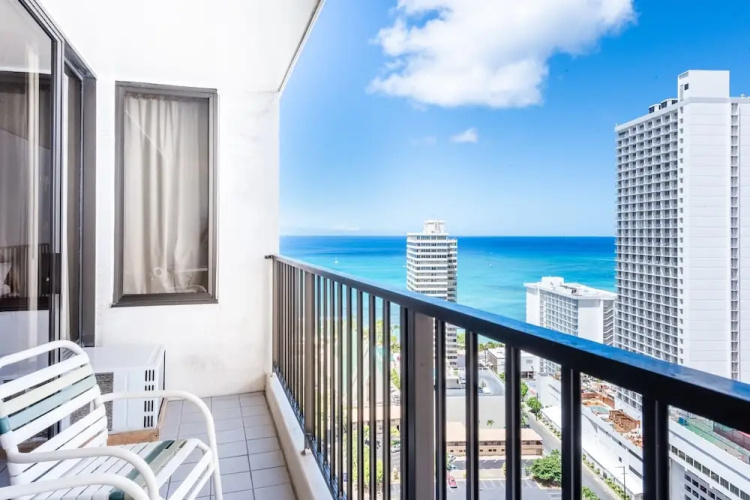 Waikiki Banyan Tower -QQE