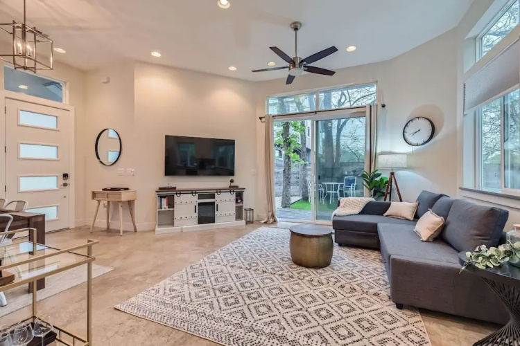 Off The Hook Austin + Chic 2Br Retreat + Firepit