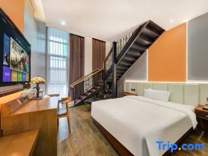 Superior Twin Suite with street view
