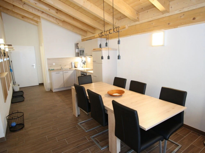 Contemporary Apartment With Ski Storage, Parking, Heating