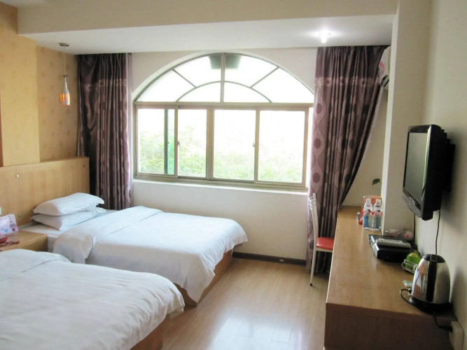 Hezhou E-age Hotel