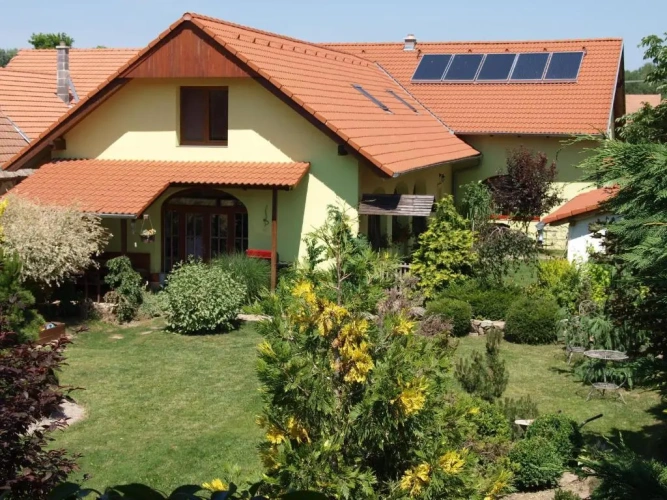 Standard Twin room with garden view