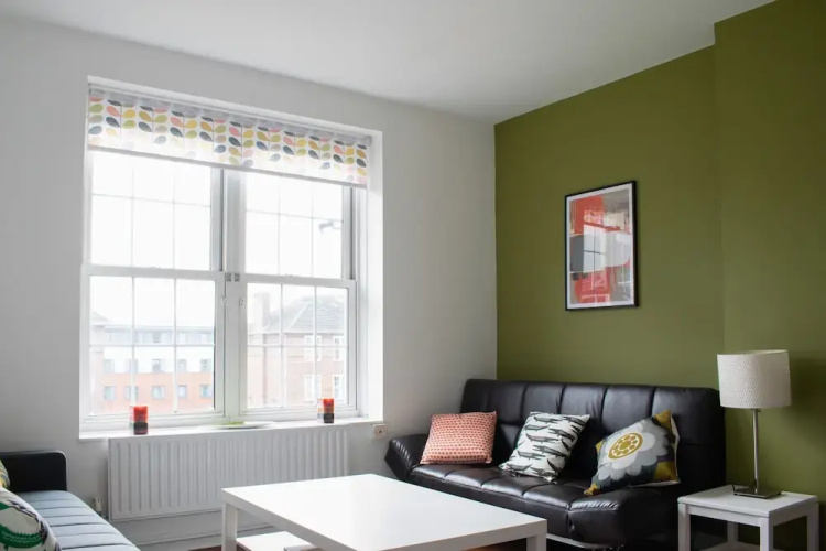 Stylishly Decorated 3 Bedroom Flat With River Views