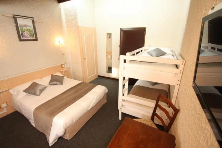 Standard Triple room