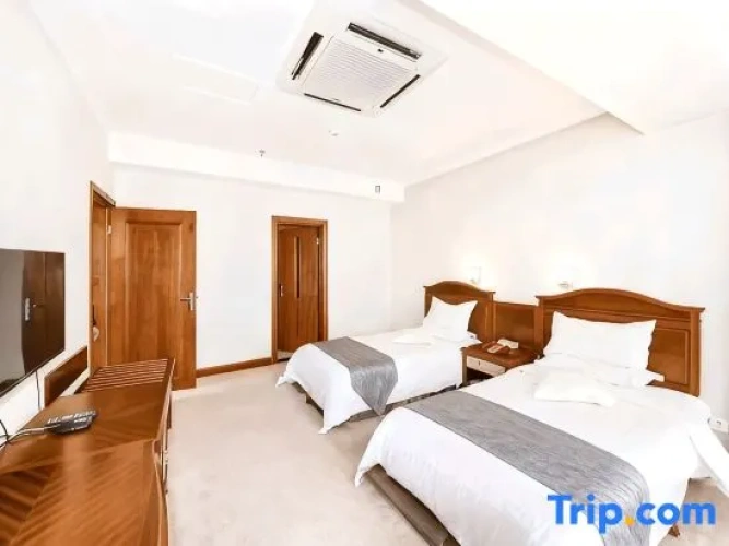 Suite with city view