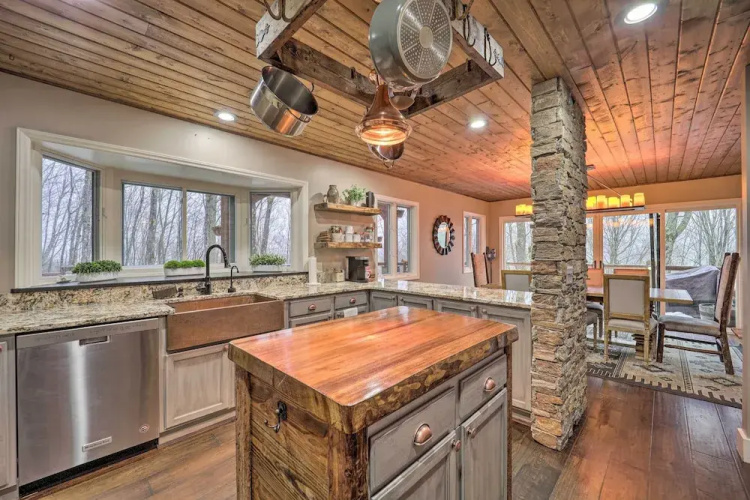 2 Mi to Slopes: Luxe Beech Mtn Cabin w/ Hot Tub