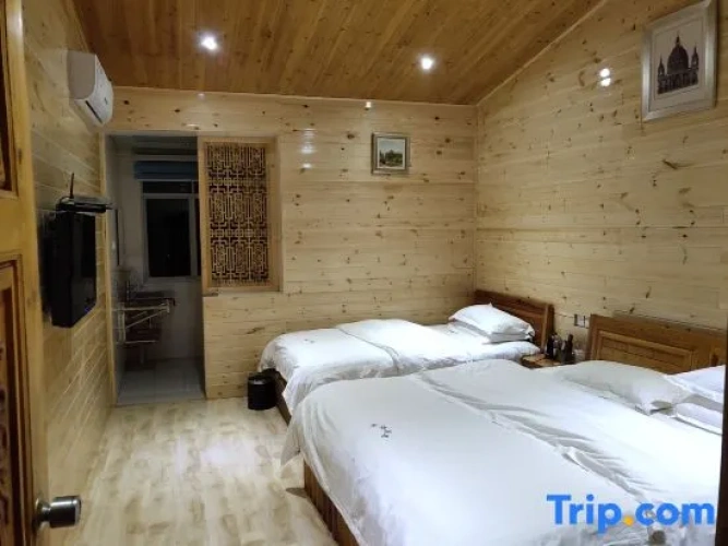 Standard Twin room with courtyard view