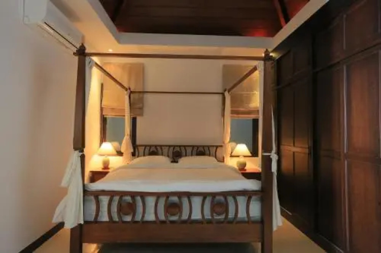 Naiharn Beach Villa