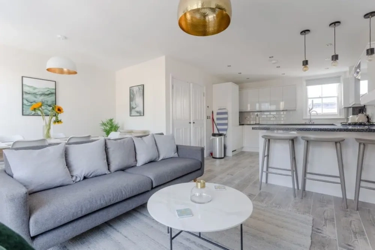 3 Bedrooms Cottage with balcony