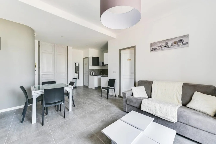Beautiful Modern Apartment for 4 People in Cannes!