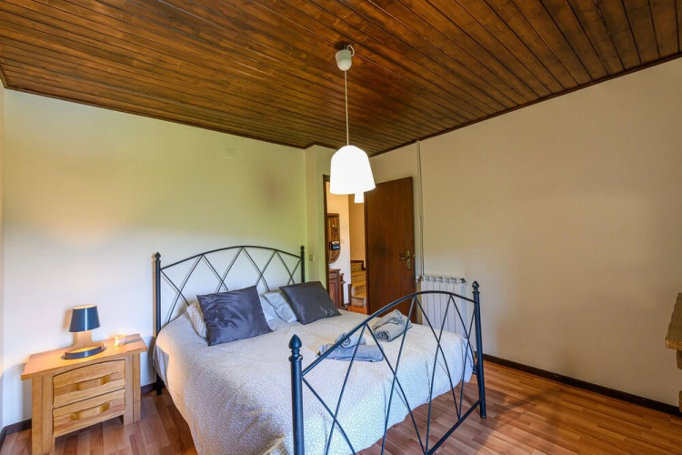 T4 House With Outdoor Pool and Wonderful Views