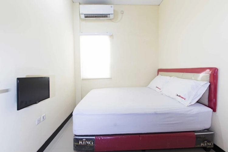 RedDoorz Plus @ Jalan Pemuda