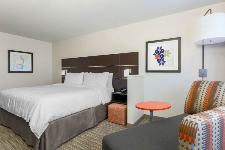 Holiday Inn Express & Suites Chicago O'Hare Airport by IHG
