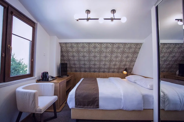 Crowns Hotel