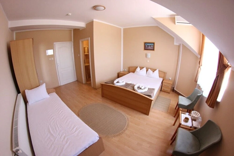 Standard Triple room
