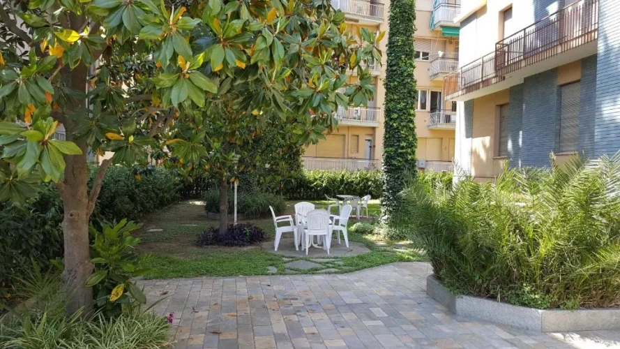 Apartment with garden view