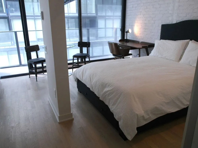 Stylish Condo in Amazing King West Area