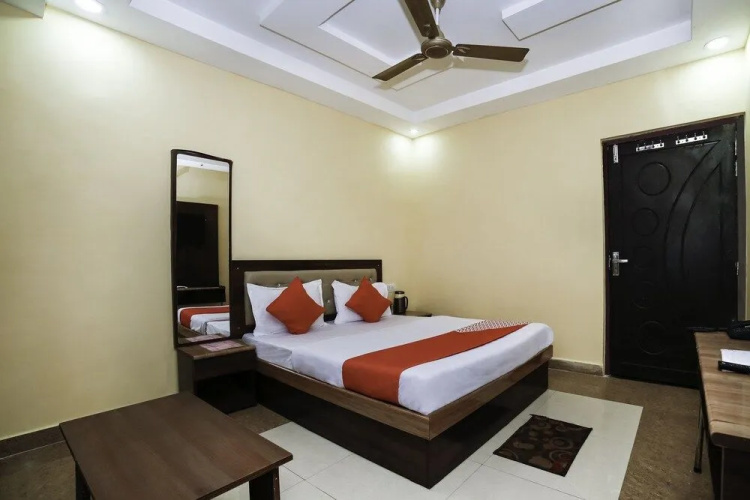 OYO 27825 Hotel Royal