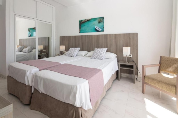 Standard Twin room with partial sea view