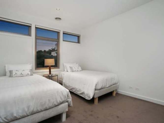Kew Luxurious Townhouse