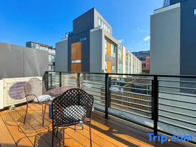 Bright 3 level townhouse