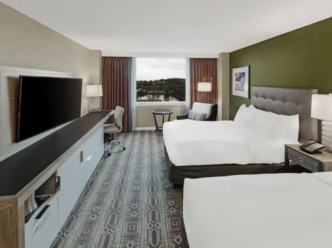 Standard Quadruple room with city view