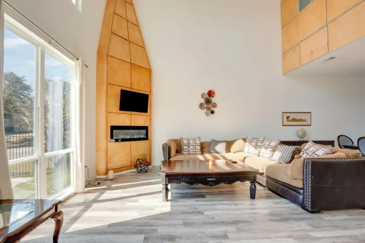 Spacious Lake Highland Townhome W/ Pool!