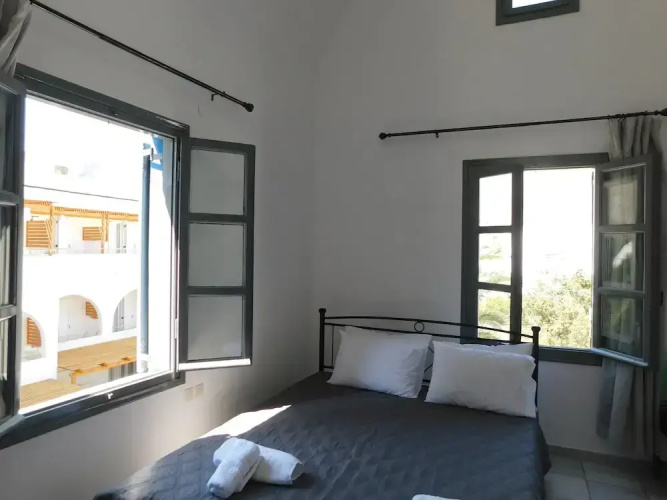 Perissa Art Villa - Kitchen & Washing Machine