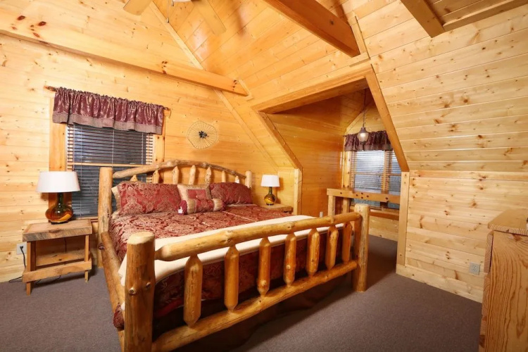 Rising Eagle Lodge - Eight Bedroom Cabin