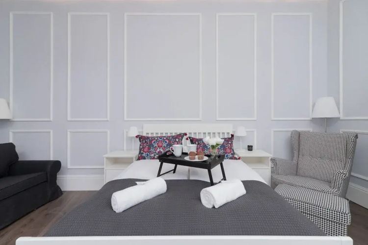 Czapskich Apartment by Renters