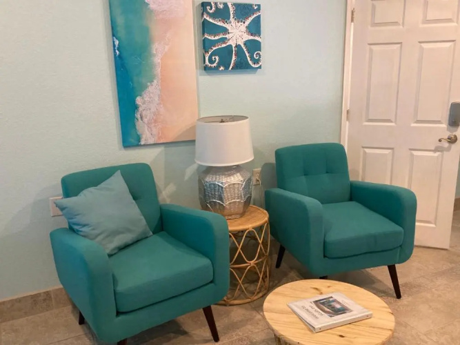3Gulls Inn Ozona-Boutique Hotel-Steps from Restaurants & Brewery-SwimSpa Pool-Pet Friendly