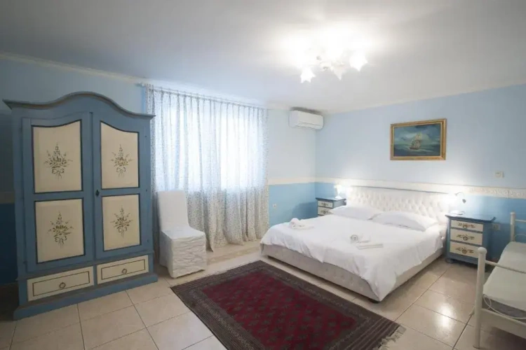 Standard Triple room with pool view