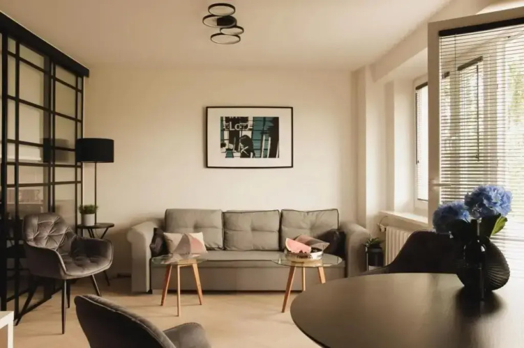 Luxurious, Spacious, Modern Gem. Great Location !