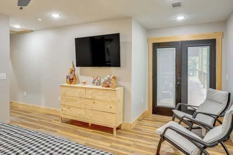Relax on the River: Modern Mountain View Escape!