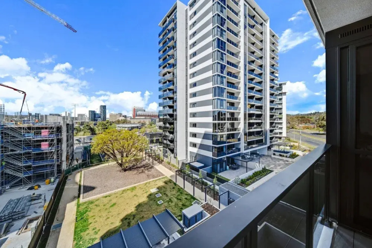 Chic 1-bed With Sophisticated Decor,