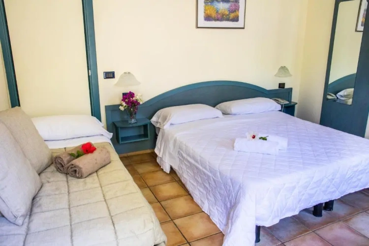 Standard Triple room